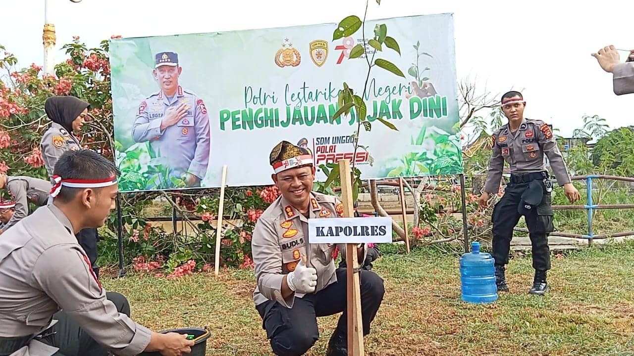 Aksi Polisi Tanam Ribuan Pohon Demi Selamatkan Udara di Rohul Riau